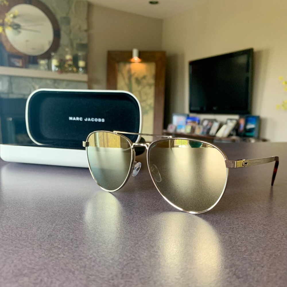 Marc Jacobs unisex aviator style sunglasses.